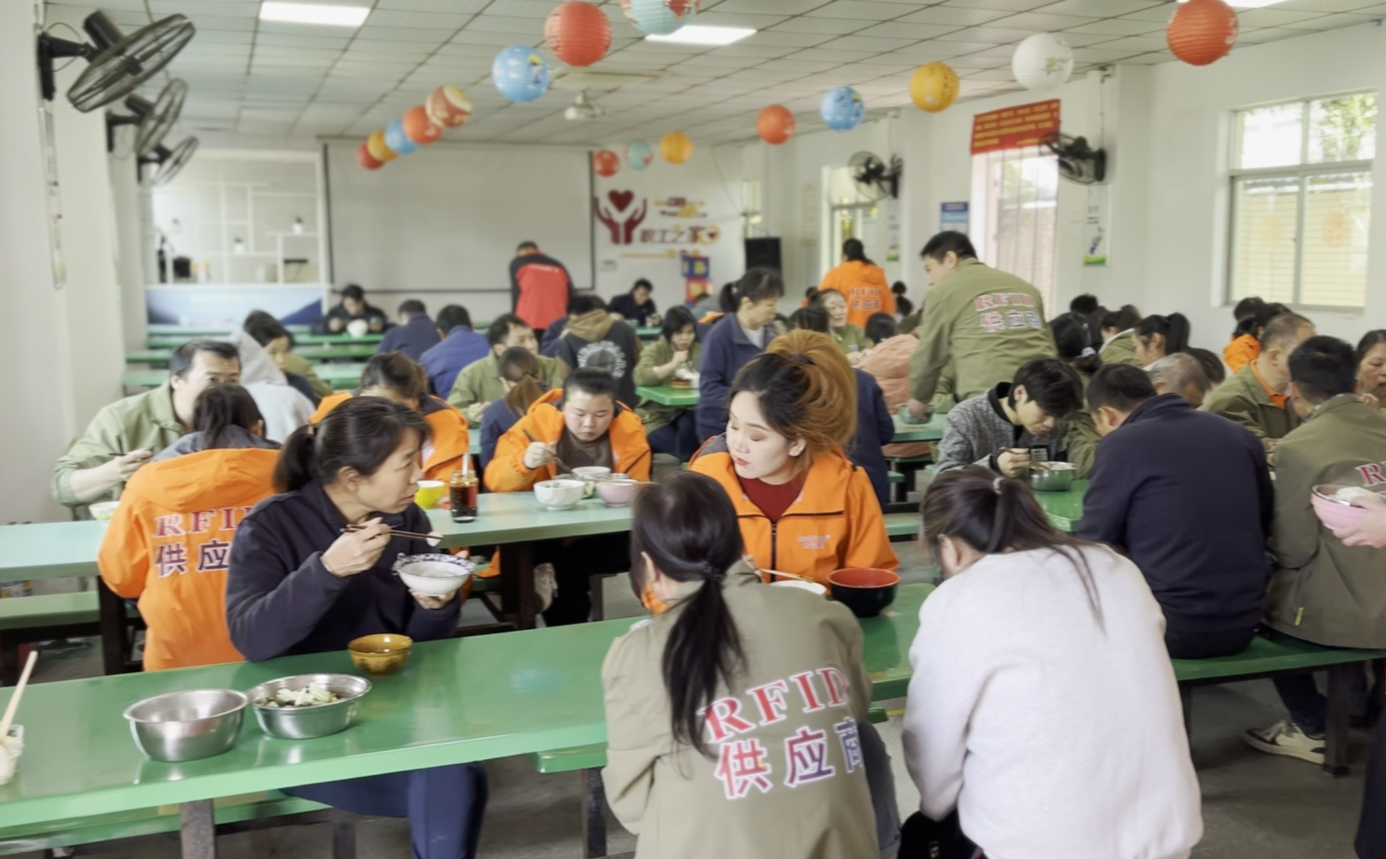 冬至大如年 人間小團(tuán)圓｜卡立方集團(tuán)NFC智能卡工廠暖心餃子宴，情暖歲末時(shí)光