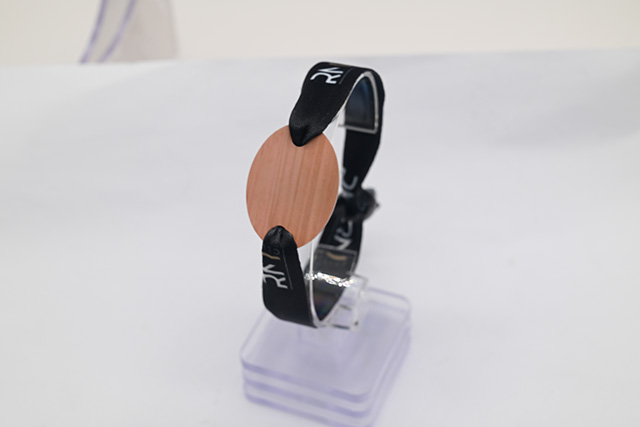 智能卡主體上還設(shè)有指紋傳感器，固定在手持部位